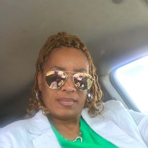 Meet your Posher, Denise